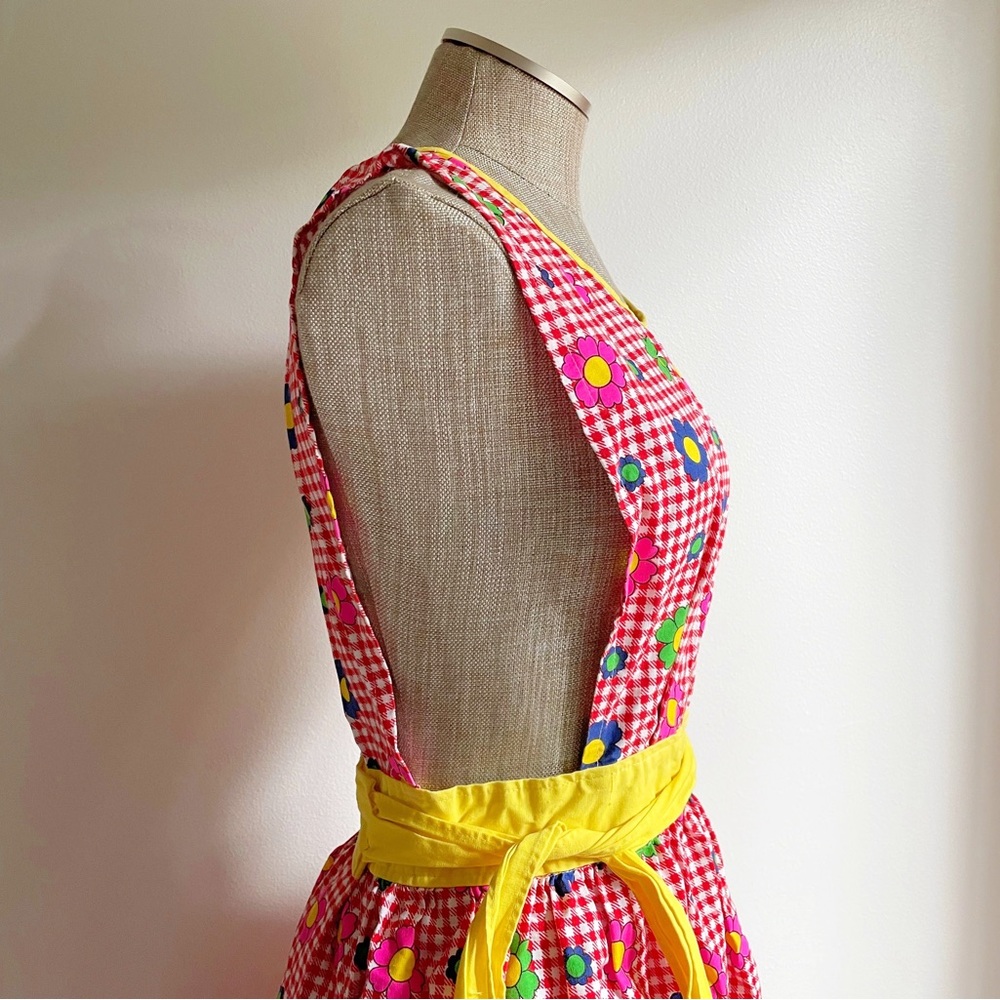 Vintage Red Groovy Floral Apron Pinafore - Picture 10 of 13
